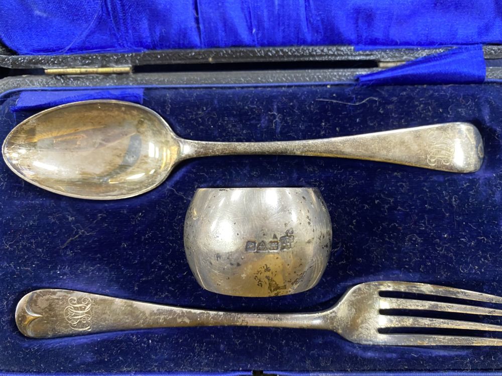 A cased Edwardian silver christening trio, Chester, 1908/09 and a cased set of six silver teaspoons.